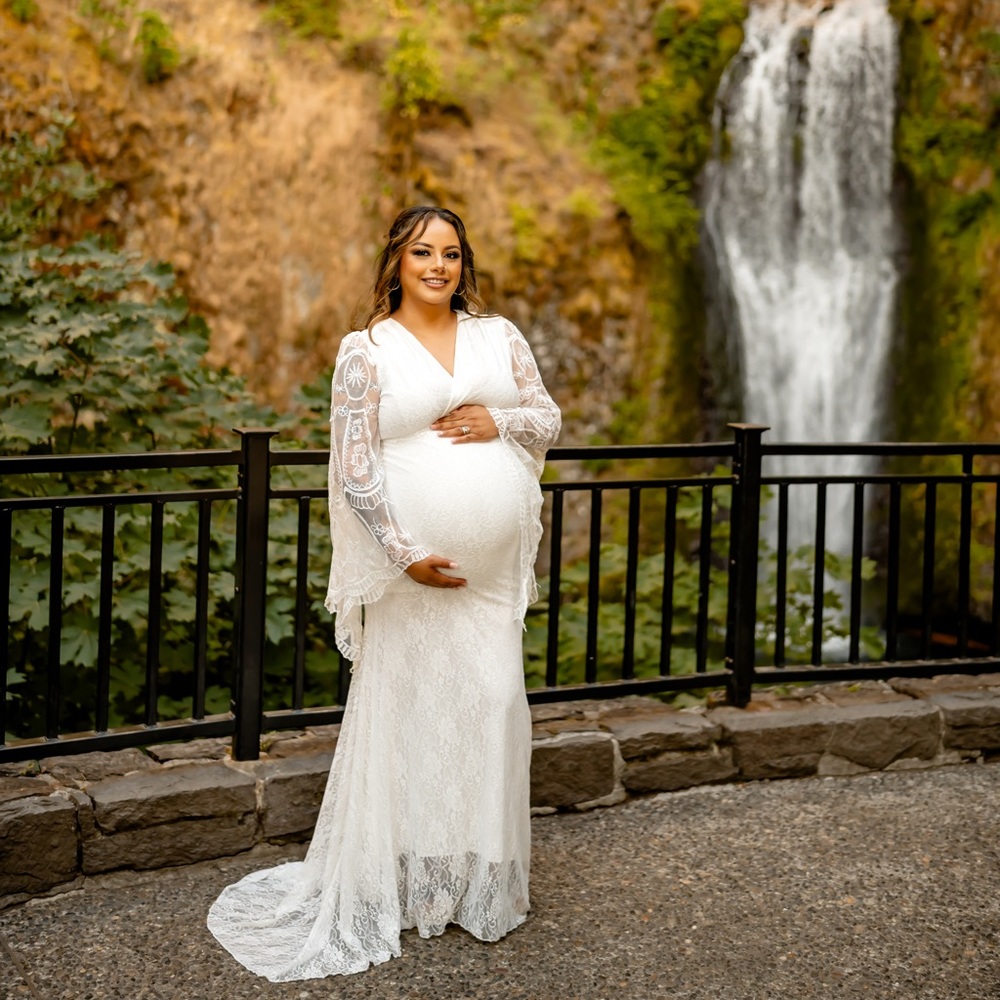 White maternity dress size L, very stretchy material